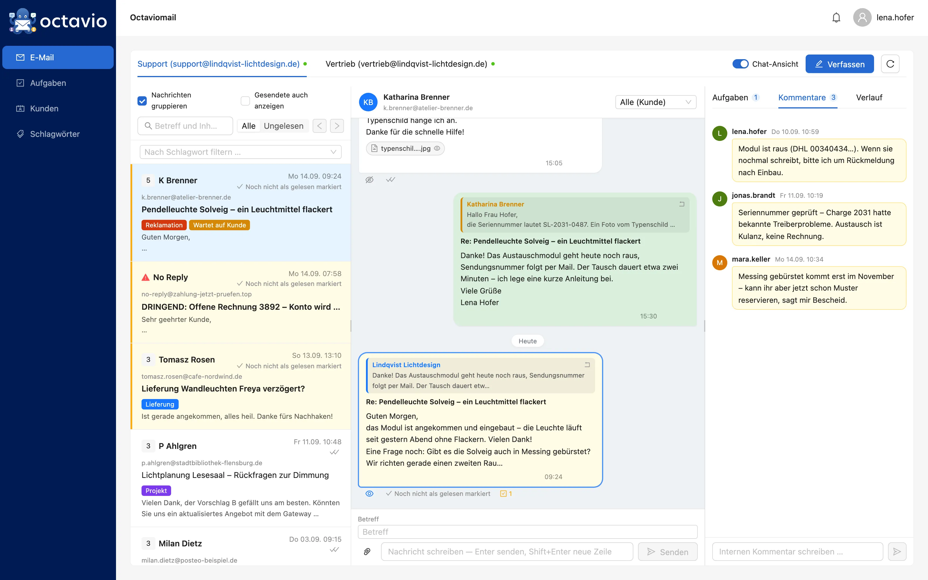 Octaviomail: links die Liste der Konversationen mit Schlagwörtern, in der Mitte der Mailverlauf mit Katharina Brenner als Chat, rechts die internen Kommentare des Teams.