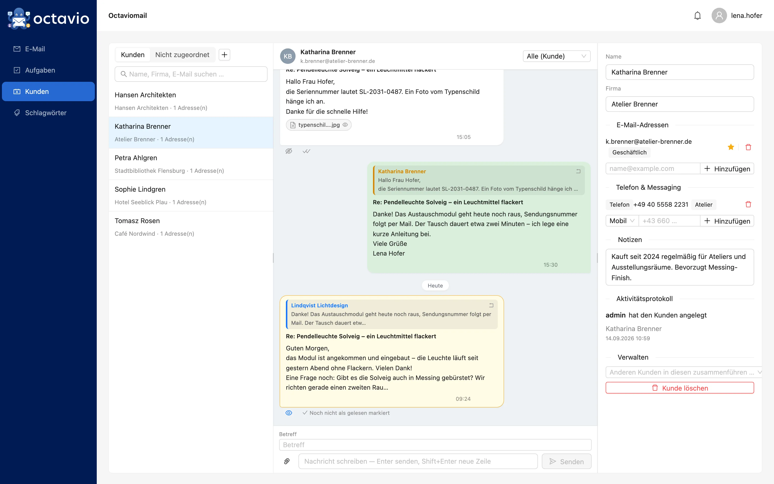 Kundenseite: links die Kundenliste, in der Mitte der Mailverlauf mit Katharina Brenner, rechts ihre Akte mit E-Mail-Adressen, Telefon, Notizen und Aktivitätsprotokoll.